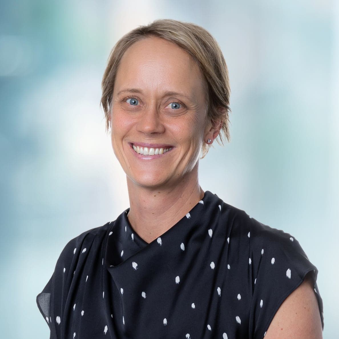 Portrait image of Dr Rachel Harris